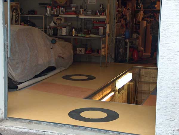 Garagenboden mit Emblemen